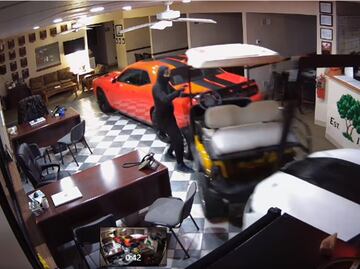 Ladrones quedan atrapados tras estrellar un Chevrolet Camaro en concesionario de autos. VIRAL