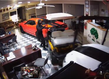 Ladrones quedan atrapados tras estrellar un Chevrolet Camaro en concesionario de autos. VIRAL