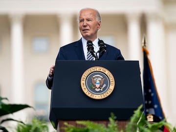 Universidad amenaza a sus estudiantes con cancelar su graduación si abuchean a Biden en visita