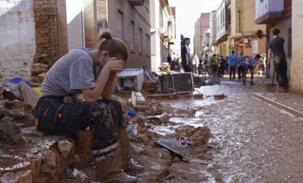 "No dejo de oír las voces de auxilio en la oscuridad", relata superviviente de inundaciones en Valencia