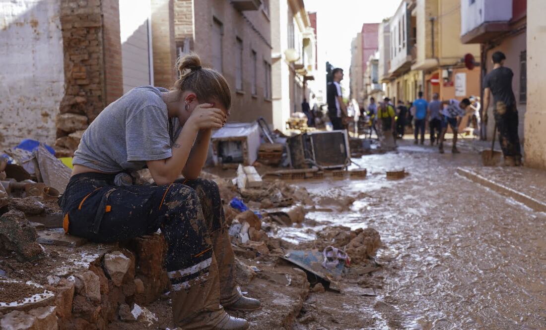 "No dejo de oír las voces de auxilio en la oscuridad", relata superviviente de inundaciones en Valencia. Foto AP