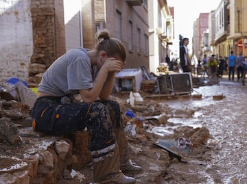 "No dejo de oír las voces de auxilio en la oscuridad", relata superviviente de inundaciones en Valencia