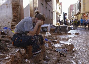"No dejo de oír las voces de auxilio en la oscuridad", relata superviviente de inundaciones en Valencia