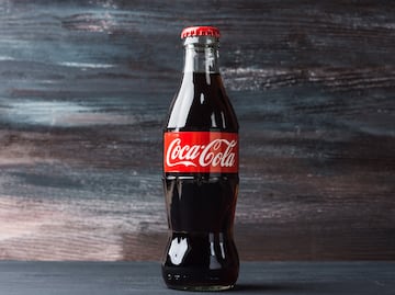 Latinos “cancelan” a Coca-Cola por apoyar las políticas antimigrantes de Trump: “Nos traicionó”