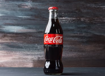 Latinos “cancelan” a Coca-Cola por apoyar las políticas antimigrantes de Trump: “Nos traicionó”