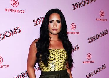 Demi Lovato cautiva con minivestido de terciopelo 'braless'