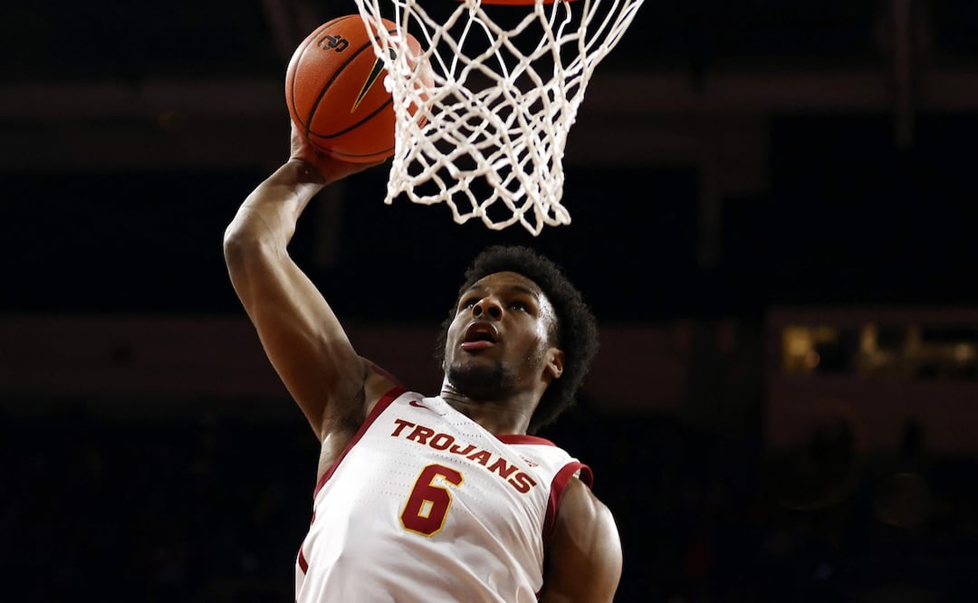 Hijo de LeBron James, Bronny James, debuta en el baloncesto universitario tras paro cardíaco. Foto: AFP