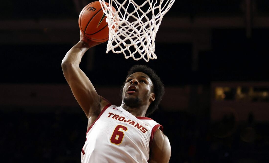 Hijo de LeBron James, Bronny James, debuta en el baloncesto universitario tras paro cardíaco. Foto: AFP