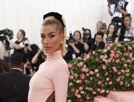 Hailey Bieber cautiva con elegante look braless en Beverly Hills