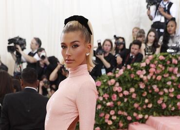 Hailey Bieber cautiva con elegante look braless en Beverly Hills