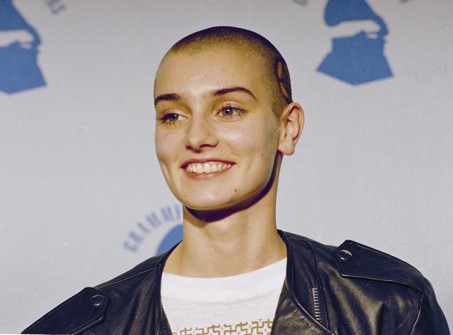 Sinéad O’Connor fue encontrada inconsciente por la policía antes de ser declarada muerta el miércoles. La talentosa cantautora irlandesa falleció a los 56 años.  (AP Photo, File)