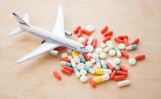 ¿Puedo viajar con medicamentos en el equipaje de mano del avión?