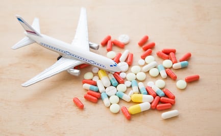 ¿Puedo viajar con medicamentos en el equipaje de mano del avión?