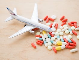 ¿Puedo viajar con medicamentos en el equipaje de mano del avión?