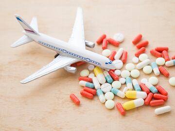 ¿Puedo viajar con medicamentos en el equipaje de mano del avión?