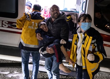 Dos nuevos terremotos sacuden provincia turca; reportan 3 muertos y cientos de heridos