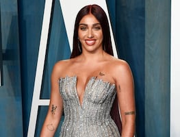Hija de Madonna posa en atrevido vestido strapless con recortes