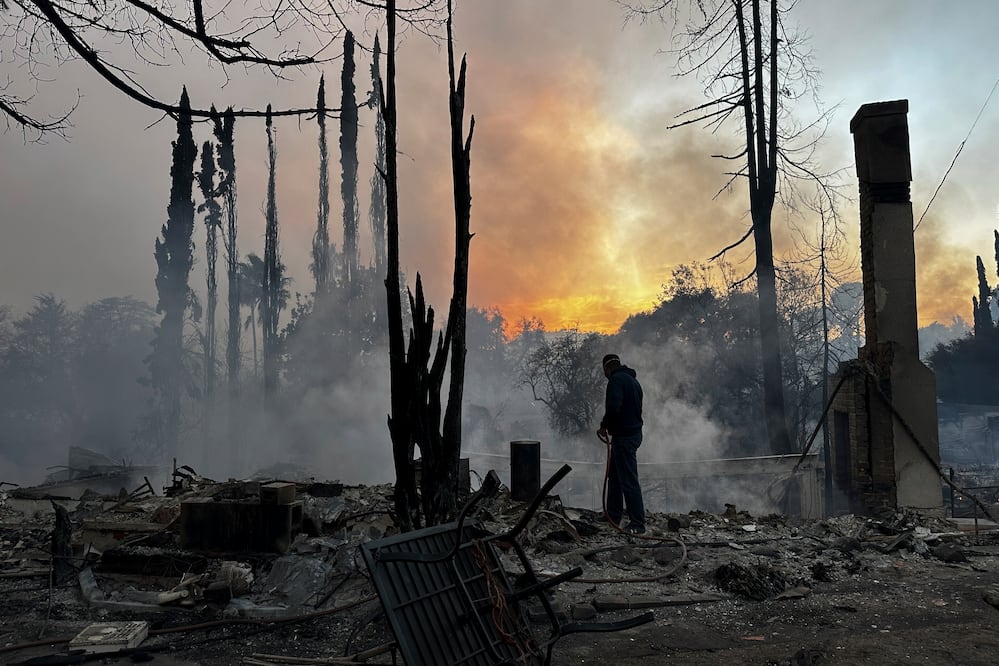 Incendios en Los Ángeles: "Parece como si hubiera caído una bomba". (AP Photo/Eugene Garcia)