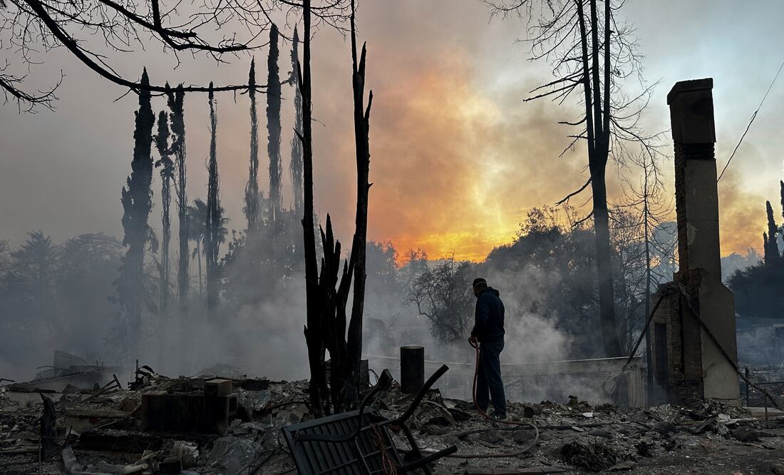 México enviará militares y un equipo de combatientes de incendios a Los Ángeles. (AP Photo/Eugene Garcia)