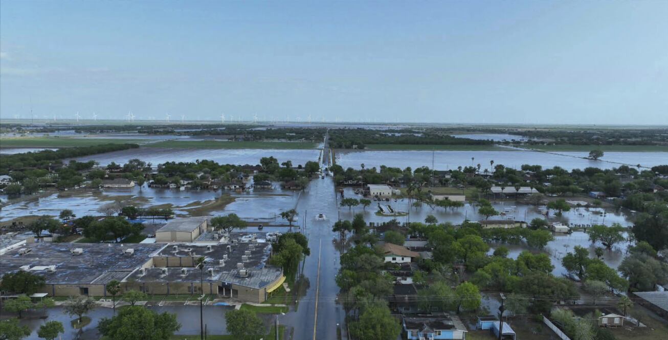 Fuertes tormentas causan inundaciones y rescates en el sur de Texas. VIDEOS