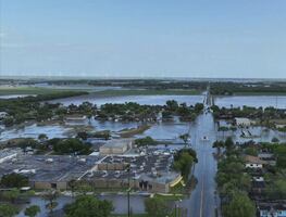 Fuertes tormentas causan inundaciones y rescates en el sur de Texas. VIDEOS