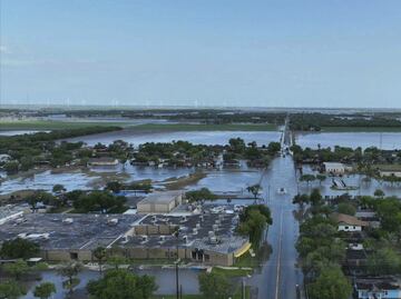 Fuertes tormentas causan inundaciones y rescates en el sur de Texas. VIDEOS