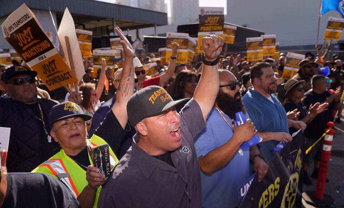 "¡Histórico acuerdo! UPS y sindicato evitan huelga catastrófica con beneficios sorprendentes .(AP Photo/Damian Dovarganes, File)