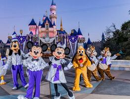 Disneyland Resort se viste de gala y festeja su 68° aniversario