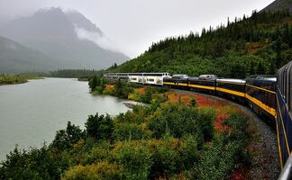 Tren con techo de vidrio para ver los mejores paisajes de Alaska 