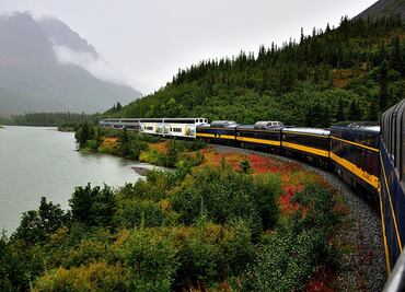 Tren con techo de vidrio para ver los mejores paisajes de Alaska