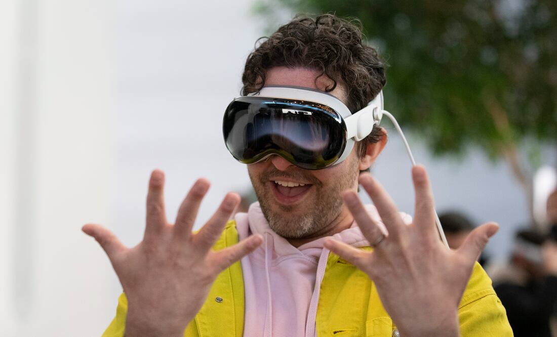 Lentes Apple Vision Pro. Usuarios reportan problemas y Zuckerberg crea polémica tras crítica. EFE/EPA/ETIENNE LAURENT