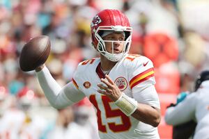 Mahomes se convierte en el segundo jugador mejor pagado de la NFL con ingresos anuales de 52.65 millones