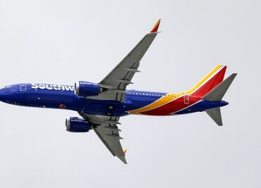 Bajan a familia 'vacunada' de avión por incumplir con uso de cubrebocas