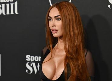 Megan Fox se destapa y muestra su bikini metálico con vestido abierto
