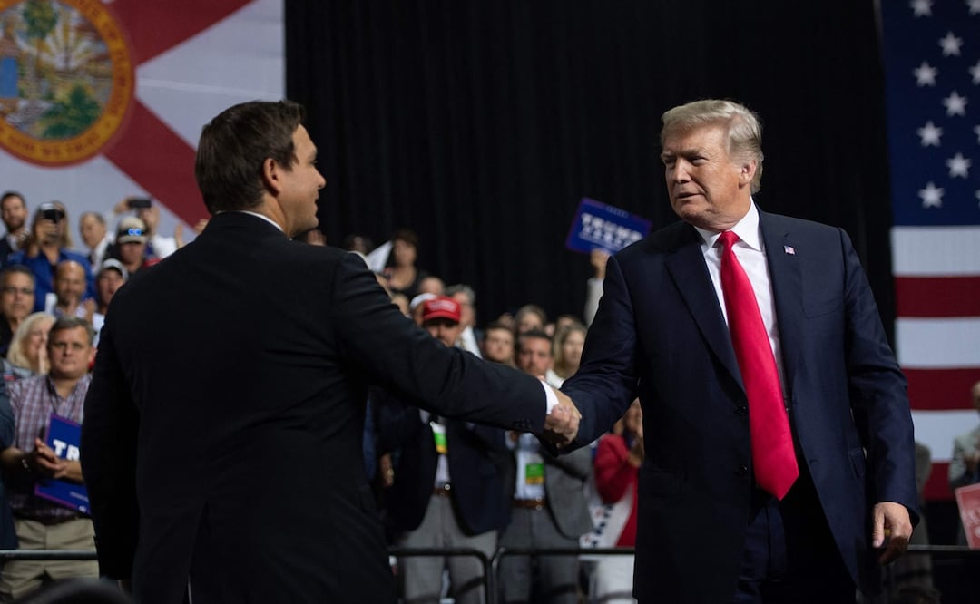 Donald Trump agradece el apoyo que le ofreció Ron DeSantis tras haber renunciado a la carrera presidencial. Foto: AFP