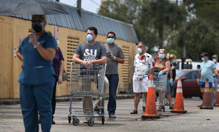 Alcalde de Miami-Dade planea reabrir negocios mientras suben casos
