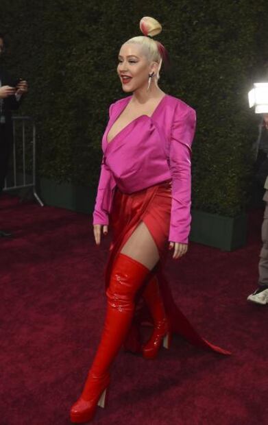 Christina Aguilera impacta con falda satinada en estreno de Mulán 
