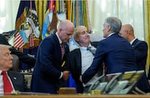 ¿Quién es el hombre que se desmayó frente a Trump en plena conferencia en la Casa Blanca?