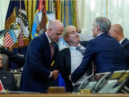 ¿Quién es el hombre que se desmayó frente a Trump en plena conferencia en la Casa Blanca?