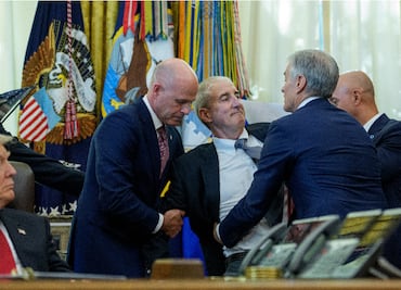 ¿Quién es el hombre que se desmayó frente a Trump en plena conferencia en la Casa Blanca?