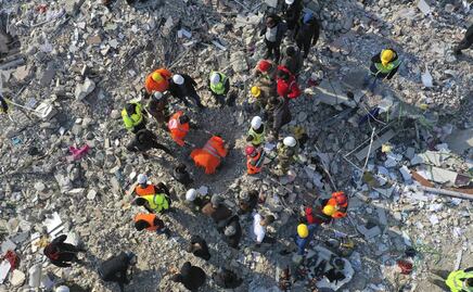 Rescatan a un bebé de diez días después de 90 horas bajo los escombros