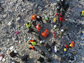 Rescatan a un bebé de diez días después de 90 horas bajo los escombros