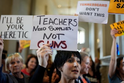 Tennessee aprueba un proyecto de ley que permitirá a los maestros portar armas de fuego