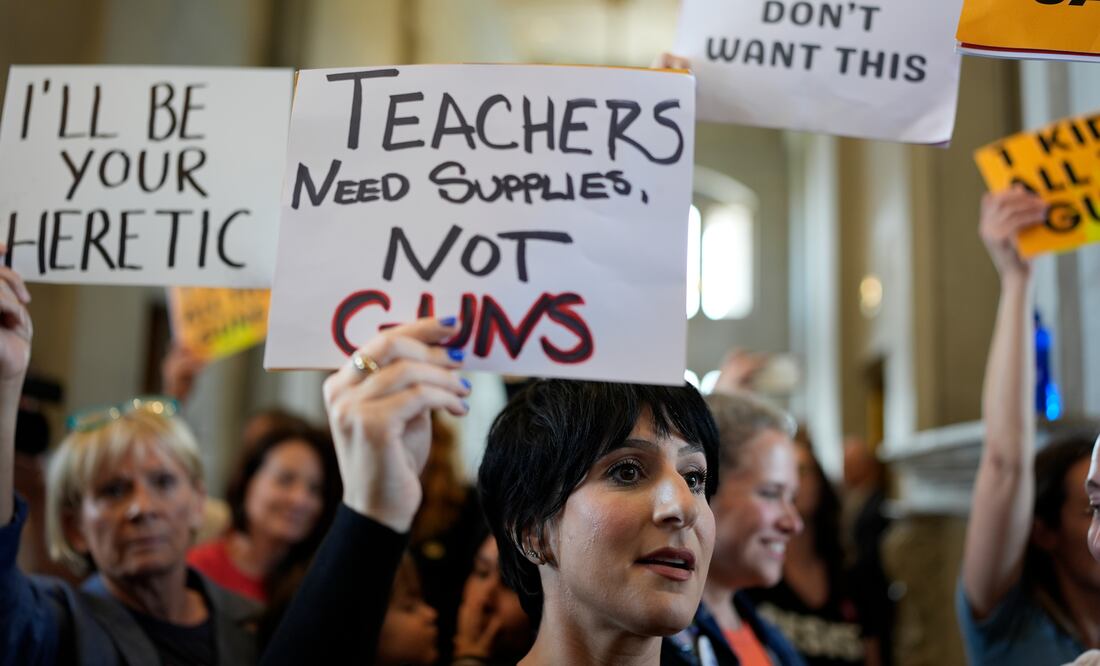 Tennessee aprueba un proyecto de ley que permitirá a los maestros portar armas de fuego. (AP Photo/George Walker IV)