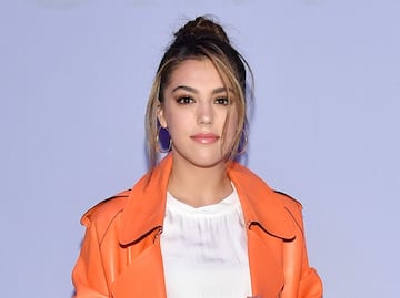 Sistine Stallone presume cambio de imagen con look veraniego blanco