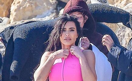 Kim Kardashian y el bikini estilo Barbie con el que presumió su figura “curvy”