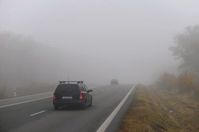 ¿Cómo conducir ante un banco de superniebla en carretera? Lo que debes saber