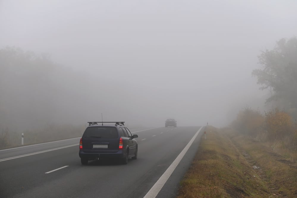 ¿Cómo conducir ante un banco de superniebla en carretera? Lo que debes saber. Foto iStock / Montypeter