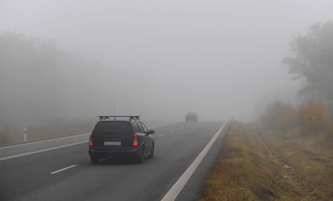 ¿Cómo conducir ante un banco de superniebla en carretera? Lo que debes saber. Foto iStock / Montypeter