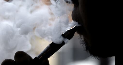 Sabores añadidos a cigarrillos electrónicos, posible causa de lesiones pulmonares